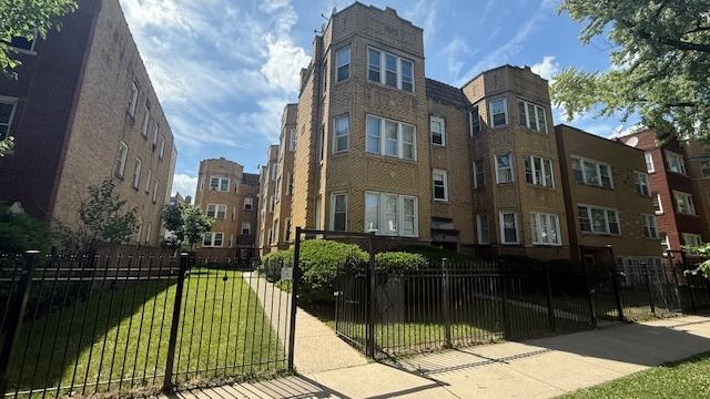 6214 N Mozart St Unit 2W, Chicago, IL 60659 - photo 1