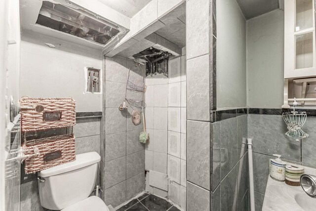 1621 N Central Park Ave, Chicago, IL 60647 - bathroom with tile walls and a wainscoted wall