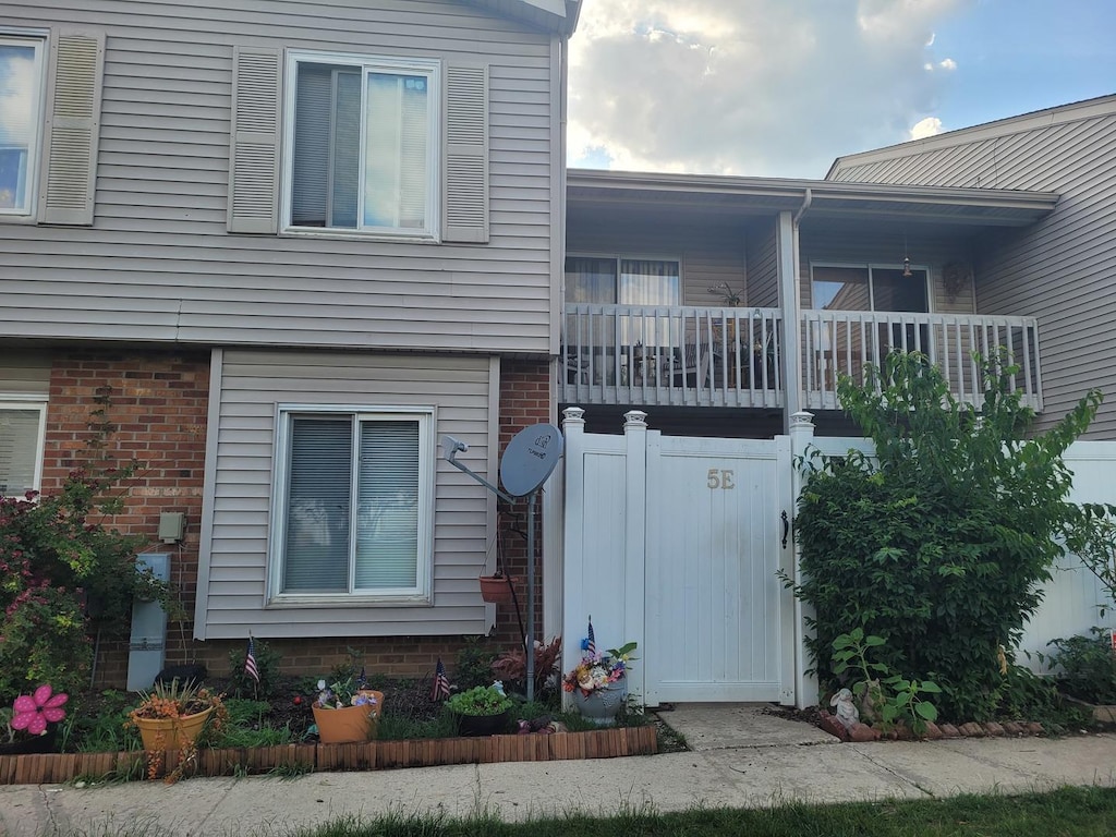 5E Fernwood Dr, Bolingbrook, IL 60440 - view of front facade featuring brick siding