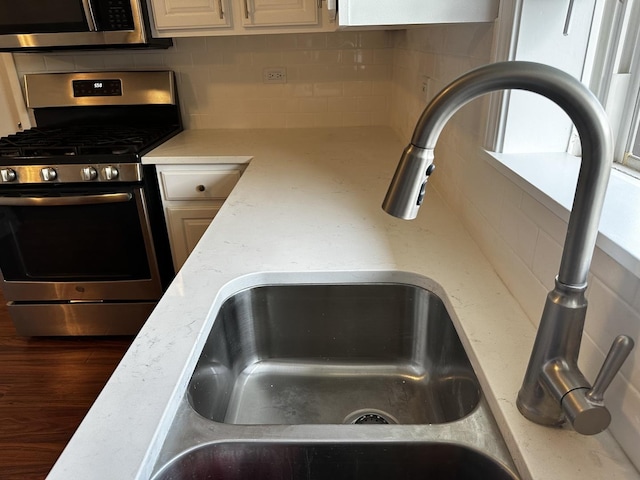 38 King Arthur Ct Unit 14, Northlake, IL 60164 - kitchen featuring appliances with stainless steel finishes, light countertops, decorative backsplash, white cabinetry, and dark wood-type flooring