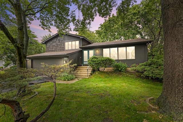 770 Yosemite Trl, Roselle, IL 60172 - tri-level home with a front lawn