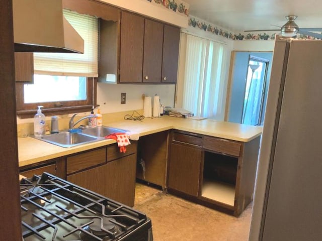 1412 Timberline Dr, Joliet, IL 60431 - kitchen featuring gas stove, freestanding refrigerator, light countertops, a ceiling fan, and built in desk