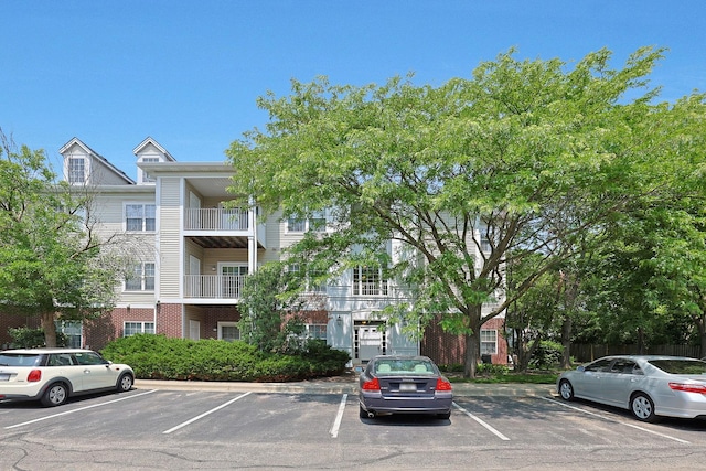 3317 Stratford Ct Unit 2E, Lake Bluff, IL 60044 - view of building exterior with uncovered parking