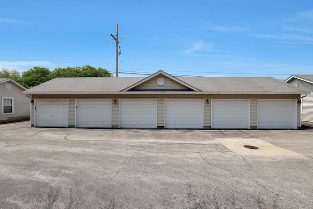 3317 Stratford Ct Unit 2E, Lake Bluff, IL 60044 - view of garage