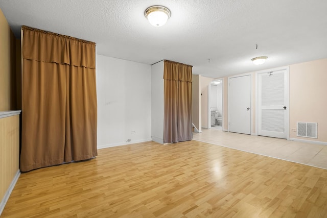 535 Glenshire Rd, Glenview, IL 60025 - unfurnished room featuring light wood-style flooring and a textured ceiling