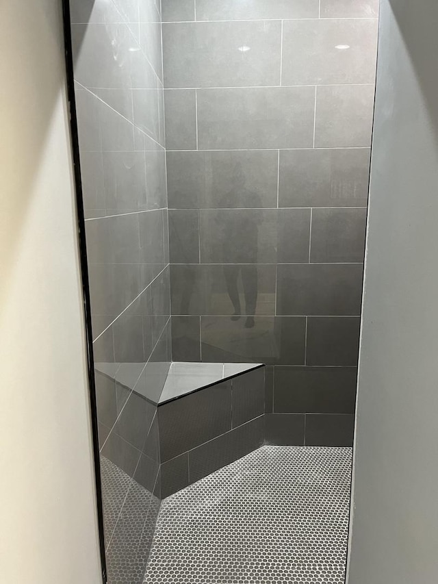 4629 S Langley Ave, Chicago, IL 60653 - full bathroom featuring tiled shower
