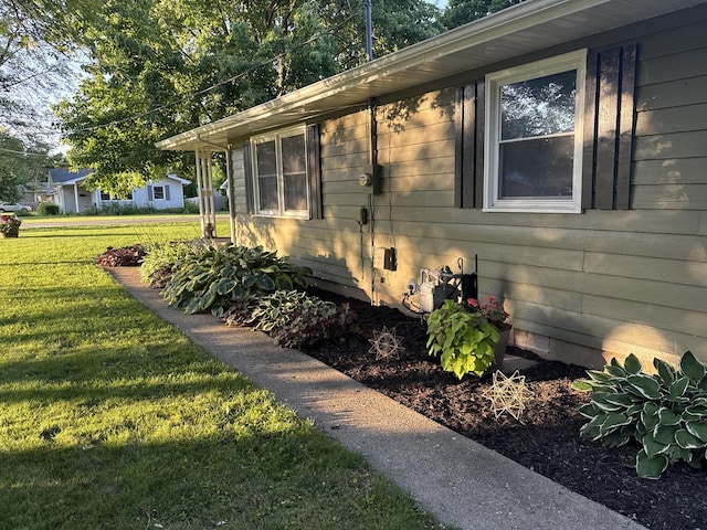 1202 E Van Buren St, Clinton, IL 61727 - view of side of property with a lawn
