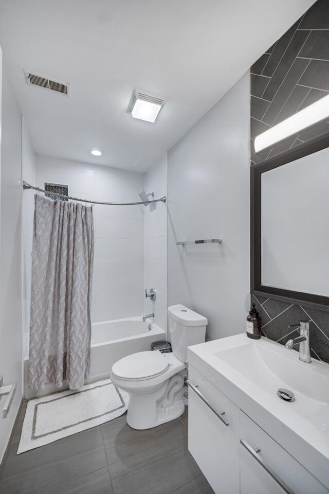 5017 S Prairie Ave Unit 2N, Chicago, IL 60615 - full bathroom with shower / tub combo with curtain, vanity, and decorative backsplash