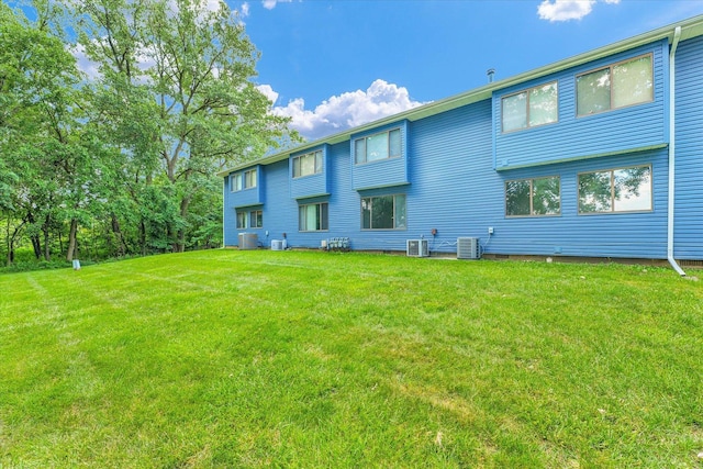 2553 Clayton Blvd Unit 2553, Champaign, IL 61822 - back of house with a lawn