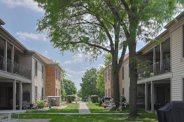 1700 Fayette Walk Unit E, Hoffman Estates, IL 60195 - surrounding community with a lawn