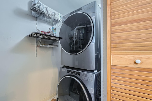 1622 W Ontario St Unit 1E, Chicago, IL 60622 - laundry room featuring stacked washer / dryer and baseboards