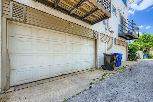 1622 W Ontario St Unit 1E, Chicago, IL 60622 - garage with driveway