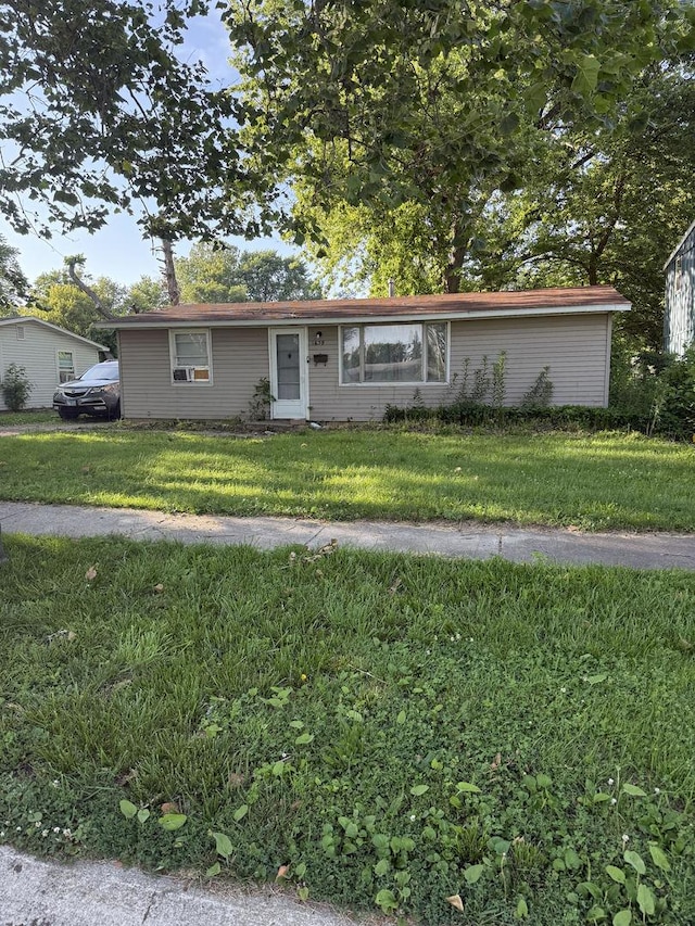1639 Keesler Dr, Rantoul, IL 61866 - ranch-style home featuring a front lawn