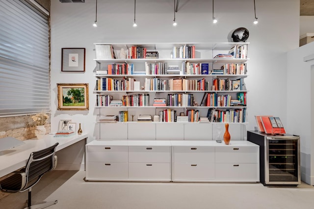 1017 W Washington Blvd Unit 2H, Chicago, IL 60607 - living area featuring wine cooler and a desk