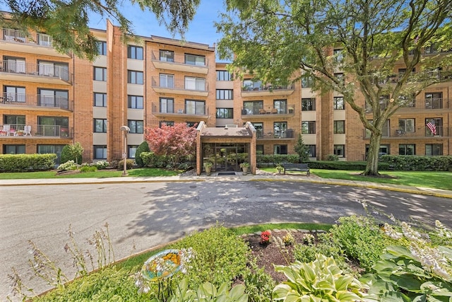 601 Lake Hinsdale Dr Unit 112, Willowbrook, IL 60527 - photo 1