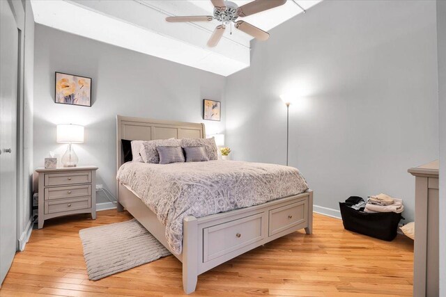 500 S Clinton St Unit 527, Chicago, IL 60607 - bedroom featuring lofted ceiling, light wood finished floors, and ceiling fan