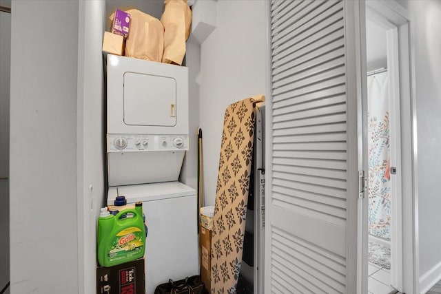500 S Clinton St Unit 527, Chicago, IL 60607 - washroom with stacked washer / dryer