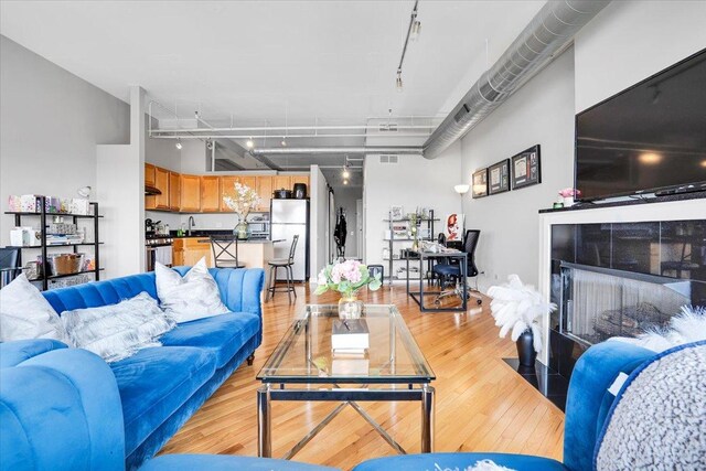 500 S Clinton St Unit 527, Chicago, IL 60607 - living area featuring light wood-type flooring and rail lighting
