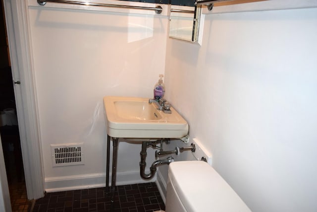 2008 Mcdaniel Ave, Evanston, IL 60201 - bathroom featuring a sink and baseboards