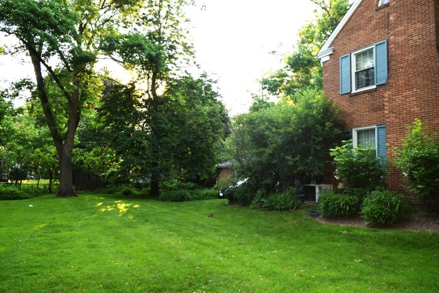 2008 Mcdaniel Ave, Evanston, IL 60201 - view of grassy yard