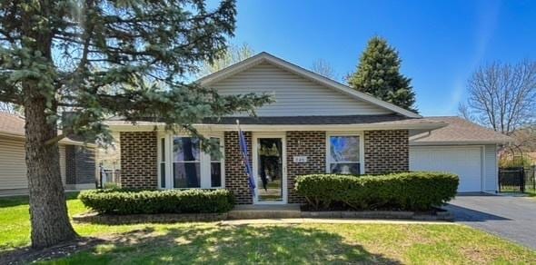 846 Springfield Dr, Roselle, IL 60172 - single story home featuring driveway, a front yard, an attached garage, and brick siding