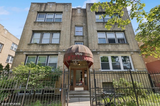 1709 W Wallen Ave Unit 1J, Chicago, IL 60626 - view of building exterior featuring a fenced front yard
