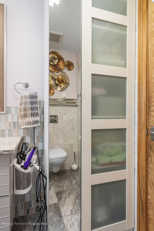 1145 S Chestnut Ave, Arlington Heights, IL 60005 - bathroom featuring tile walls and vanity