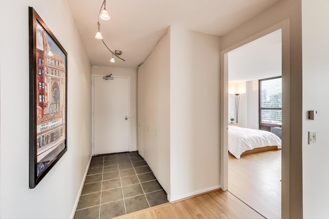 899 S Plymouth Ct Unit 1103, Chicago, IL 60605 - hallway featuring baseboards and track lighting