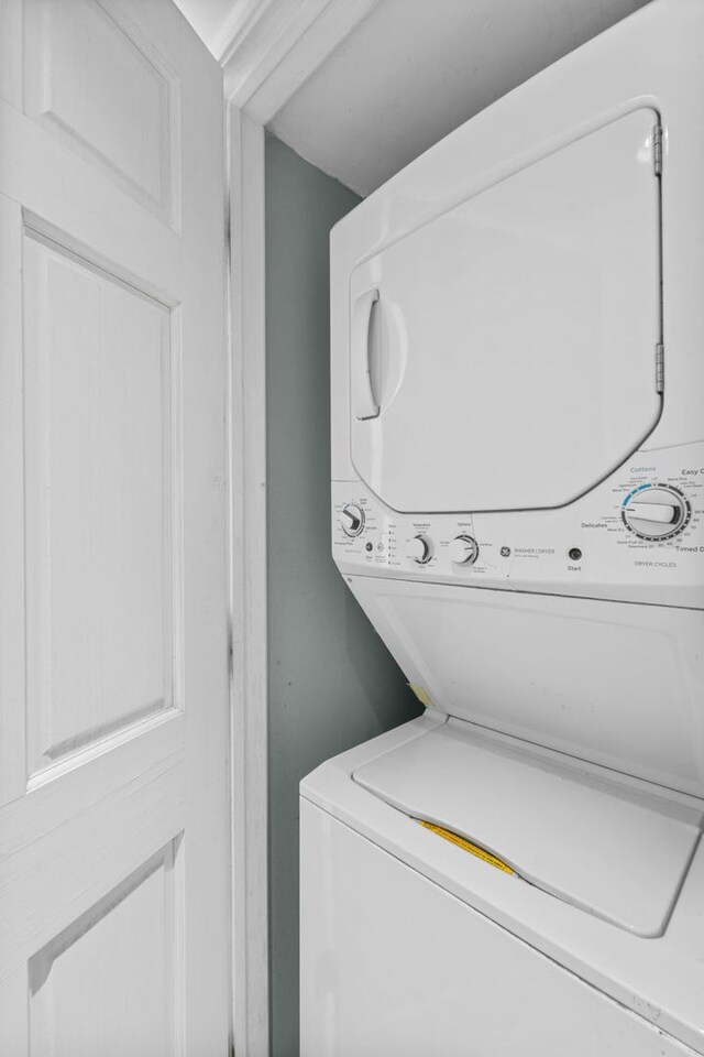 531 S Plymouth Ct Unit 602, Chicago, IL 60605 - laundry room featuring stacked washer and clothes dryer