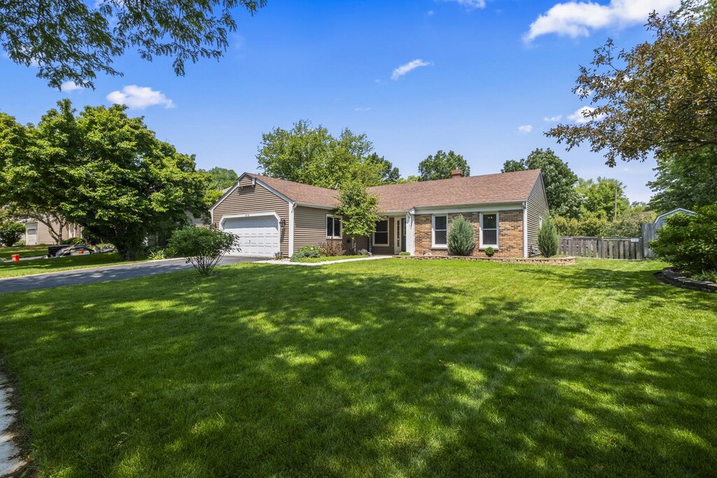 479 Newport Dr, Naperville, IL 60565 - photo 1