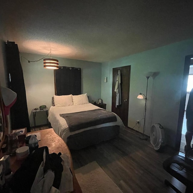 112 Crestview Dr, Hamilton, IL 62341 - bedroom featuring wood finished floors and a textured ceiling