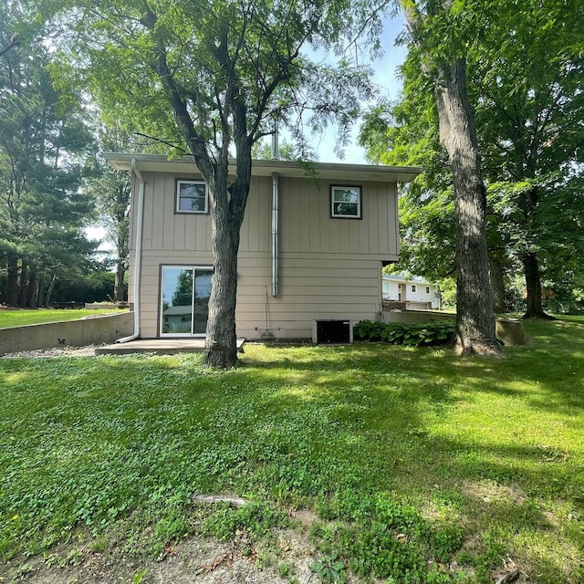 112 Crestview Dr, Hamilton, IL 62341 - rear view of house with a lawn