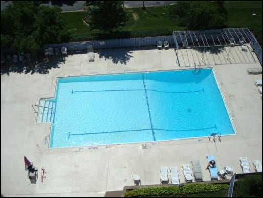 7033 N Kedzie Ave Unit 512, Chicago, IL 60645 - view of community pool