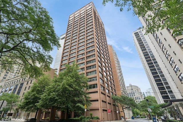 247 E Chestnut St Unit 2504, Chicago, IL 60611 - view of property with a city view