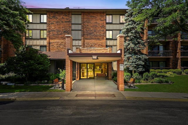 77 Lake Hinsdale Dr Unit 207, Willowbrook, IL 60527 - view of property at dusk