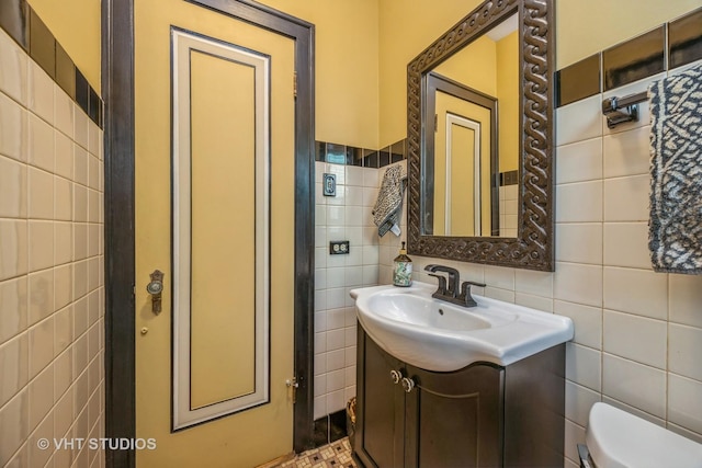 1823 N Newland Ave, Chicago, IL 60707 - half bath featuring tile walls and vanity