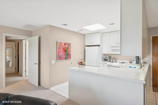 361 Kelburn Rd Unit 316, Deerfield, IL 60015 - kitchen featuring white appliances, a skylight, a peninsula, and light countertops