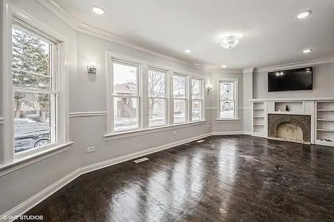 8504 S Essex Ave, Chicago, IL 60617 - photo 2