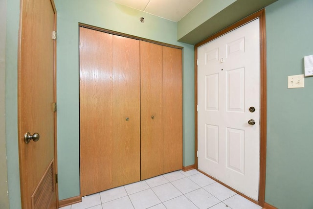 10278 SW Hwy Unit 1D, Chicago Ridge, IL 60415 - foyer entrance featuring light tile patterned floors