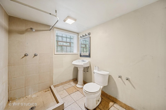 7545 S Rhodes Ave, Chicago, IL 60619 - bathroom featuring a tile shower and tile patterned floors