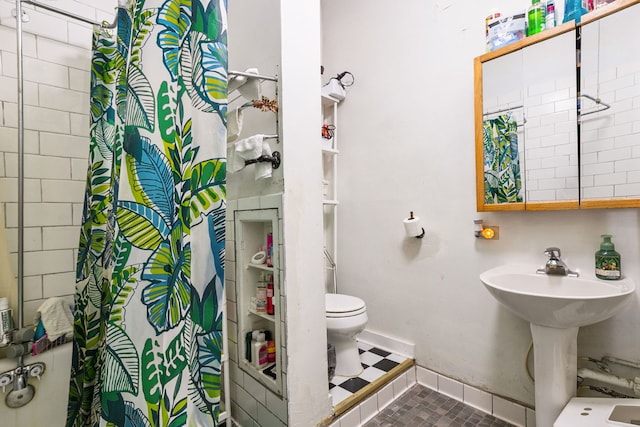 1624 N Oakley Ave, Chicago, IL 60647 - full bathroom featuring toilet and a shower with shower curtain