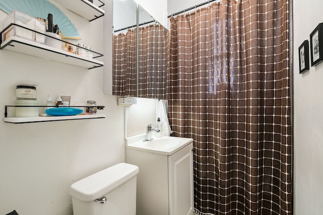 1624 N Oakley Ave, Chicago, IL 60647 - bathroom featuring vanity and curtained shower