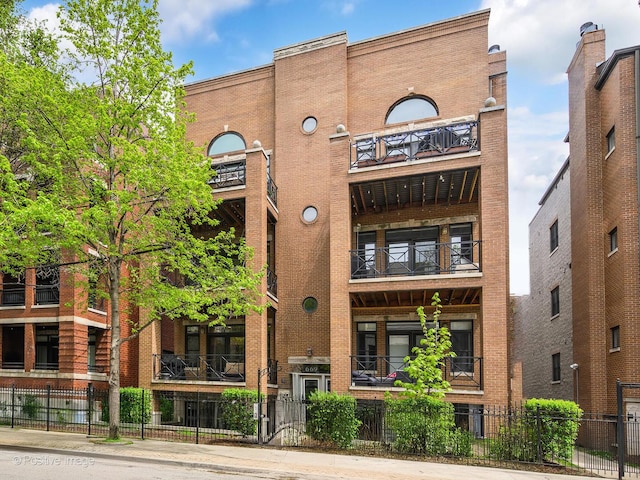 669 N Peoria St Unit 1N, Chicago, IL 60642 - view of property with a fenced front yard