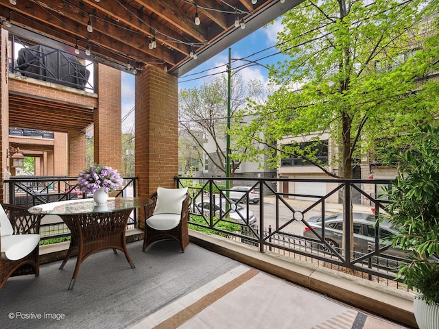669 N Peoria St Unit 1N, Chicago, IL 60642 - view of sunroom / solarium