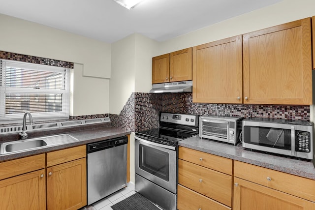 4970 N Marine Dr Unit 822, Chicago, IL 60640 - kitchen with stainless steel appliances, under cabinet range hood, tasteful backsplash, and dark countertops