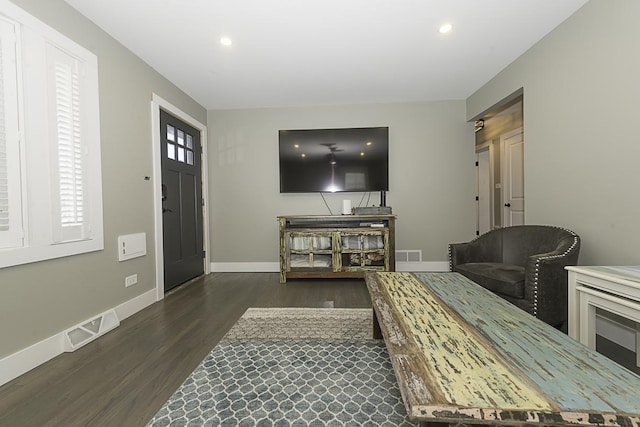 471 N W Ave, Elmhurst, IL 60126 - living area featuring wood finished floors and recessed lighting