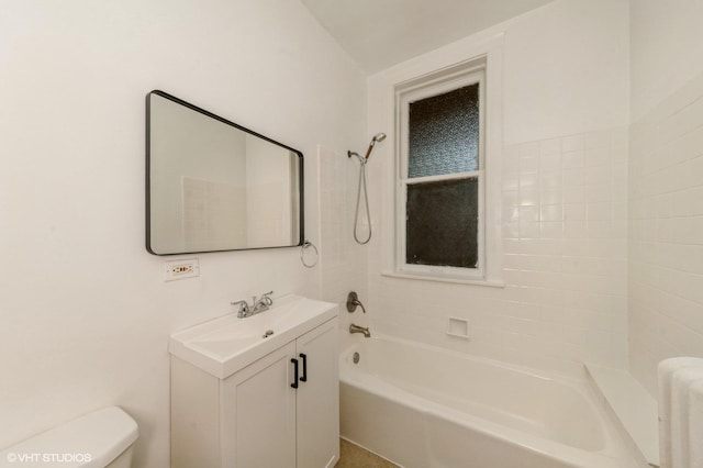 1455 E 56th St Unit 1E, Chicago, IL 60637 - bathroom featuring vanity and shower / tub combination