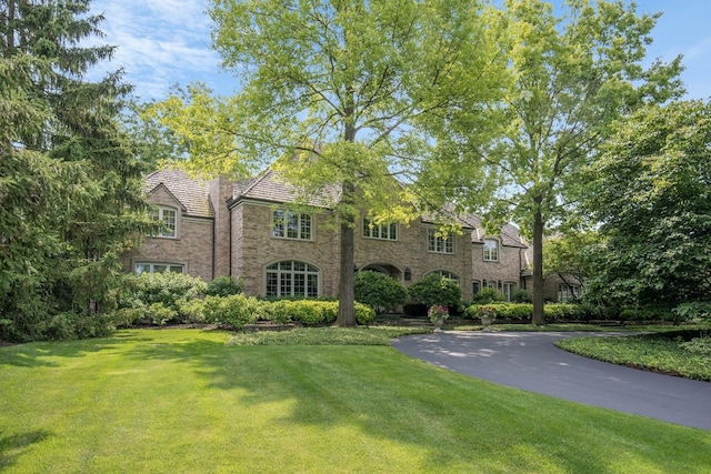 475 Red Fox Ln, Lake Forest, IL 60045 - view of front of property with a front yard and driveway