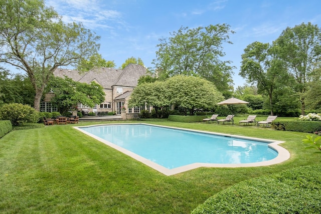 475 Red Fox Ln, Lake Forest, IL 60045 - swimming pool featuring a yard