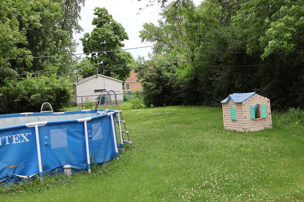 6807 S 79th Ave, Bridgeview, IL 60455 - view of yard featuring an outdoor pool